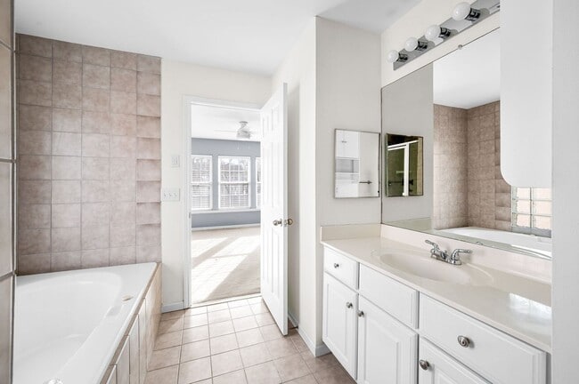 Building Photo - Awesome 2BE/2.5BA duplex Incredible location near Vanderbilt University!