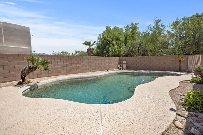 Building Photo - Santa Fe Home in Silverado Hills with Pool!