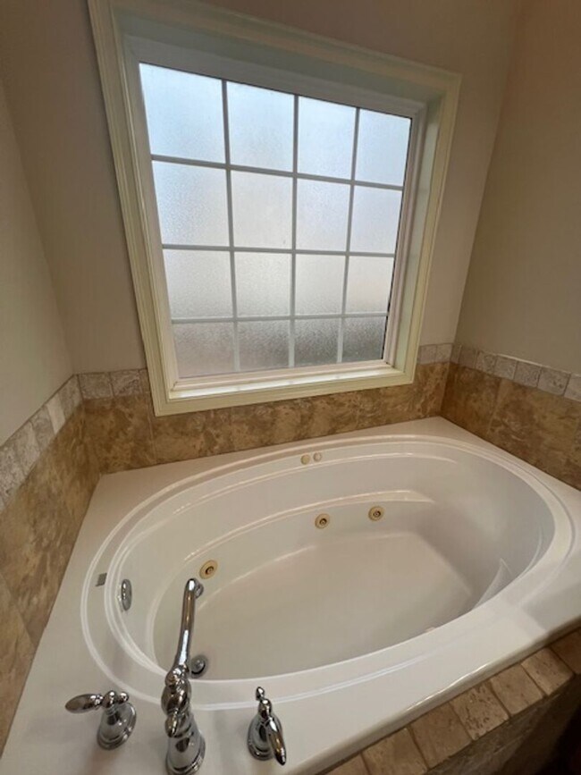 Building Photo - Southern Comfort & Style: Discover This Be...