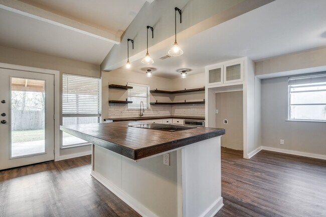 Building Photo - Stylish Home with Big Backyard in Prime Lo...