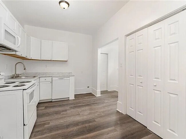 Building Photo - Charming Fully Renovated Cottage Minutes from Downtown!