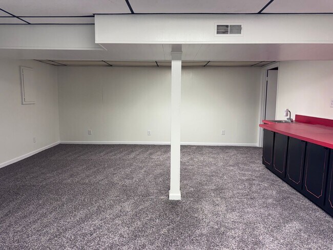 Building Photo - Must see!! 3BD/3BA Fully Finished Basement and Corner Lot!!