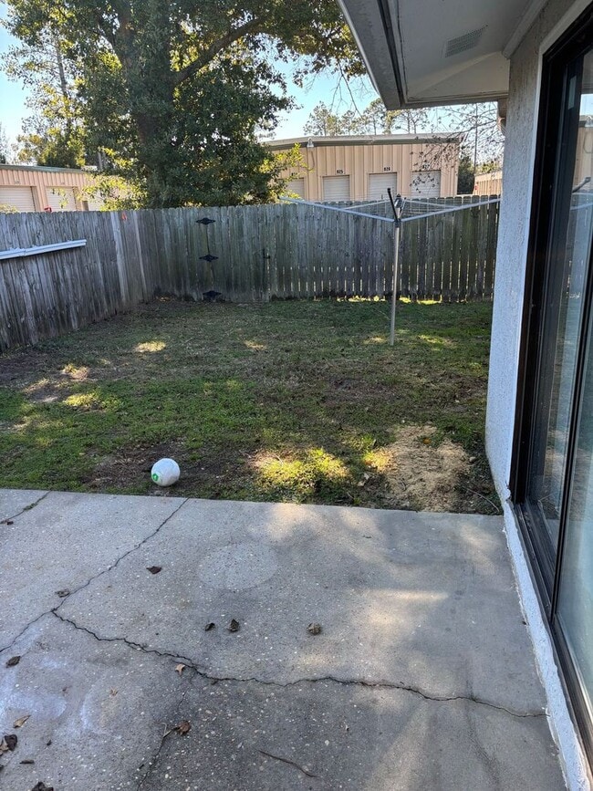 Building Photo - Spacious 3 Bedroom 2 Bath apartment!