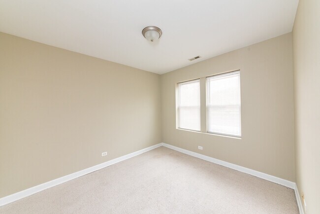 Building Photo - 1507 W Albion Ave