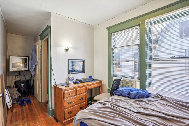 Building Photo - 806 W Oregon St