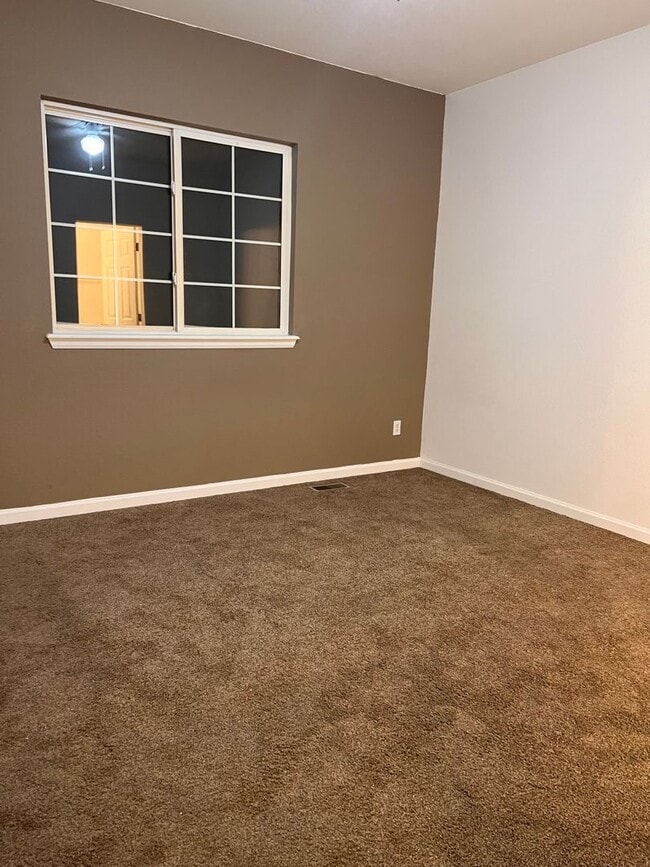 Building Photo - Gorgeous 2 bed/2.5 bath townhome in Welby Glen