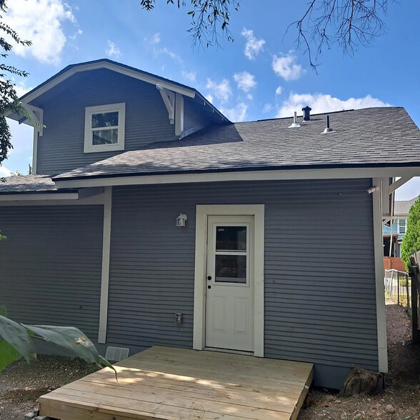 Building Photo - Room in House on Hicks Ave