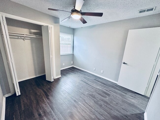 Building Photo - 5507 Rose Hill Cir