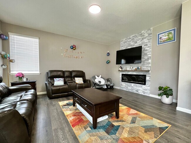 Building Photo - 4 Bed 3 Bath Available August 1st in Windsor!!!