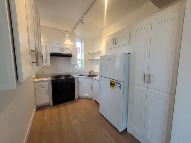 Building Photo - NEWLY Renovated Spacious 1 bedroom unit wi...