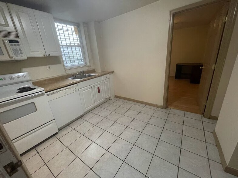 Kitchen - 3103 Haverford Ave