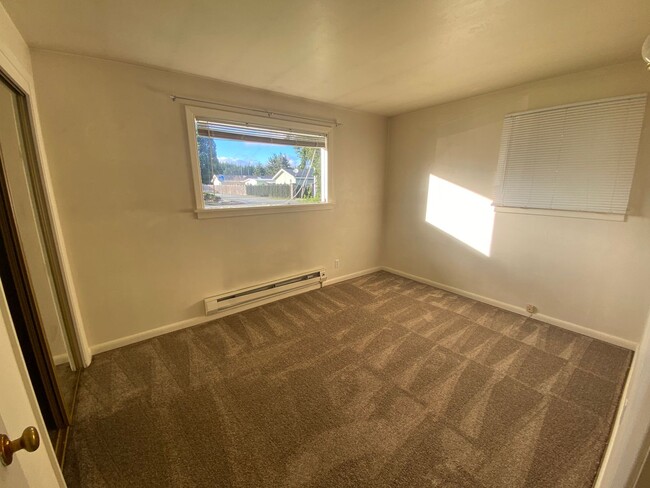 Building Photo - Comfortable 2 Bedroom 1 Bathroom Home with...