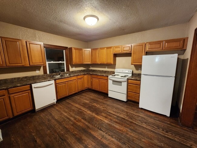 Building Photo - 4 Bedroom (+ office/den!), 2 Bathroom home...