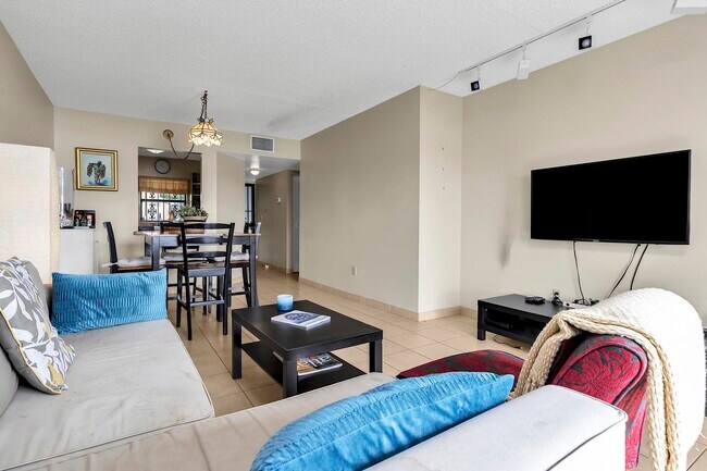 Building Photo - 6715 W 26th Dr