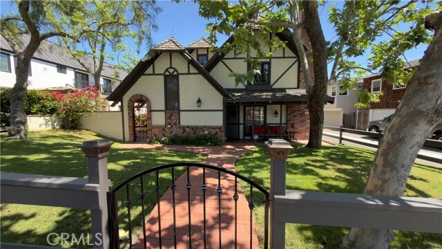 Building Photo - 327 Aster St