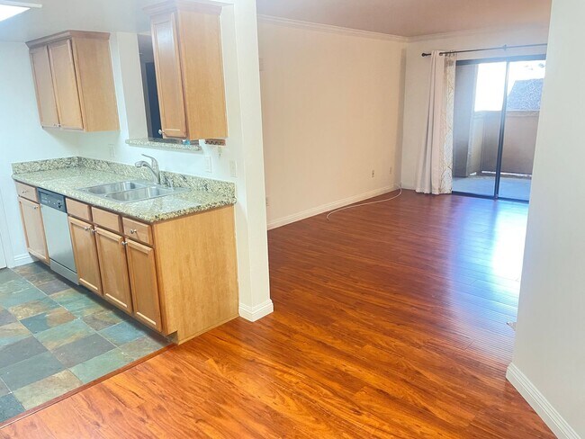 Building Photo - Great One Bedroom Condo w/ A/C