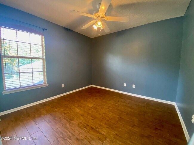 Building Photo - 1530 Vineland Cir