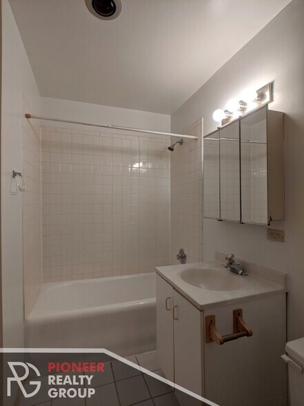 Building Photo - 634 W Barry Ave