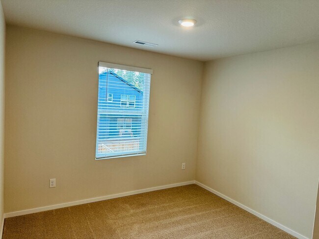 Building Photo - Beautiful Brand New 5 Bedroom Home!