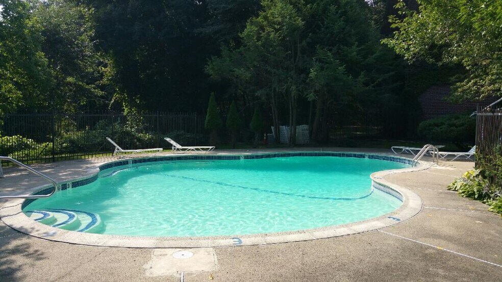 Building Photo - 140 Kenrick St