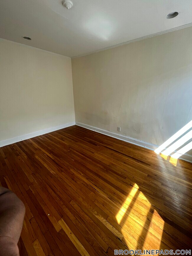 Building Photo - 364 Riverway