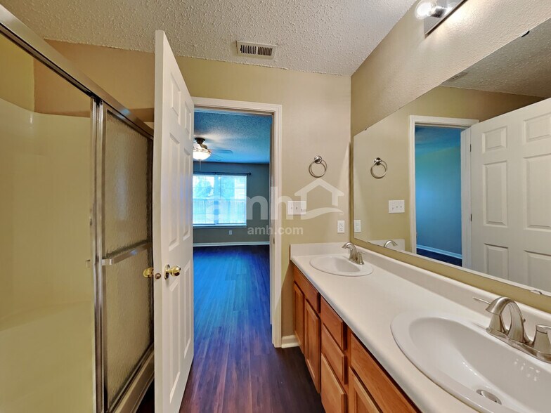 Building Photo - 9734 Thomas Ln