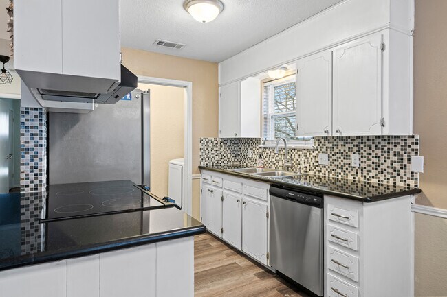 Building Photo - 2413 Phyllis Dr