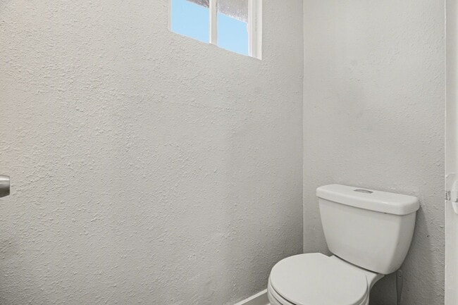 Building Photo - Affordable spacious 3bed/1bath unit!