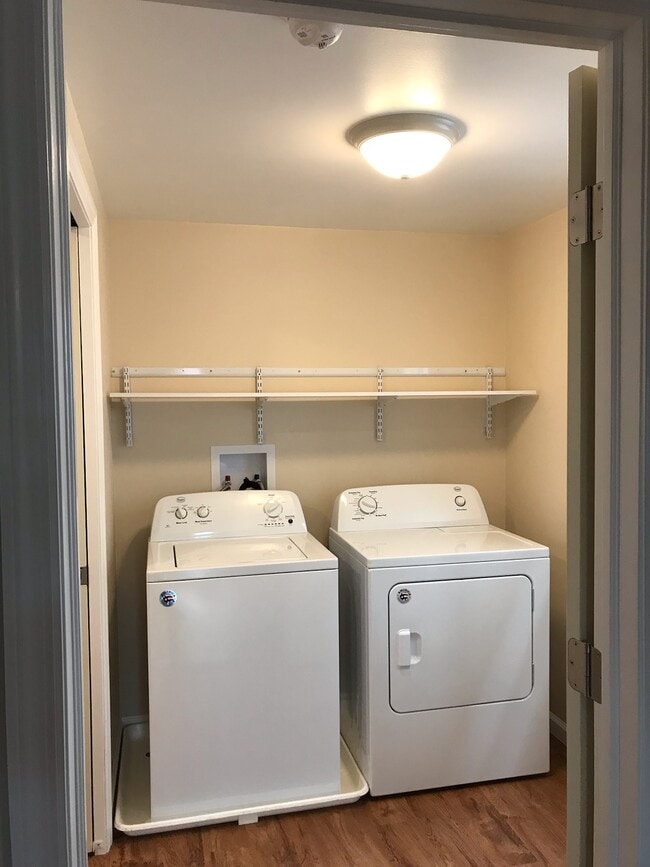 LAUNDRY - 2206 Union Ave