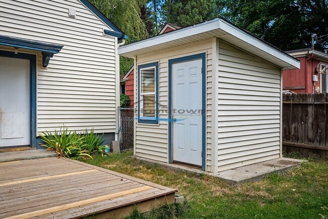 Building Photo - Well-Maintained 3 Bed 2 Bath Cottage in Do...