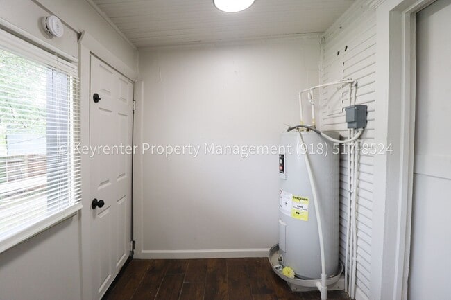 Building Photo - N Rosedale Ave Triplex