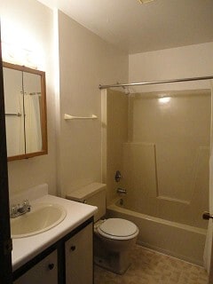 Bathroom - 1810-1818 Bloedel Ave