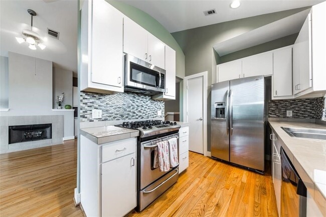 Building Photo - 3027 Buttercup St