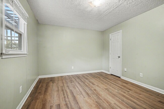 Building Photo - 3030 Green Meadow Ln