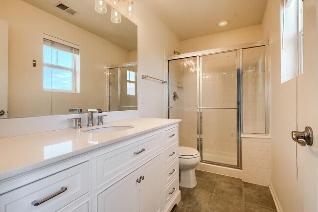 Building Photo - 3 Bed 2.5 Bath End Unit Home with FENCED Y...
