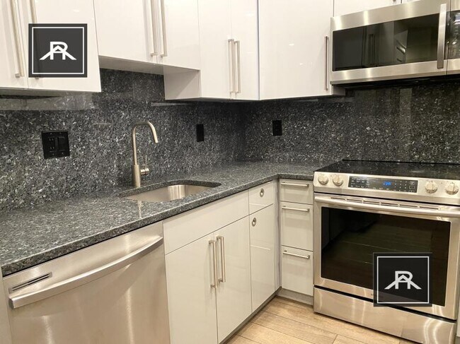 Building Photo - 3 bedroom in Brookline MA 02446