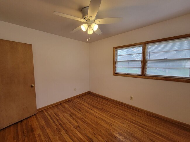 Building Photo - Great Home in quiet Waterloo Neighborhood