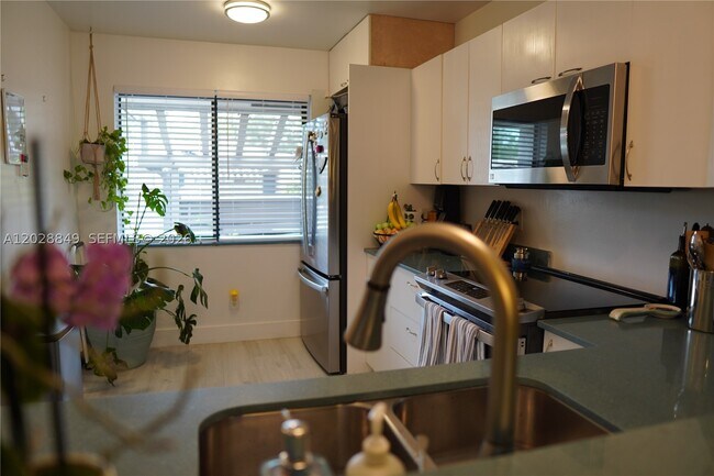 Building Photo - 453 Lakeview Dr