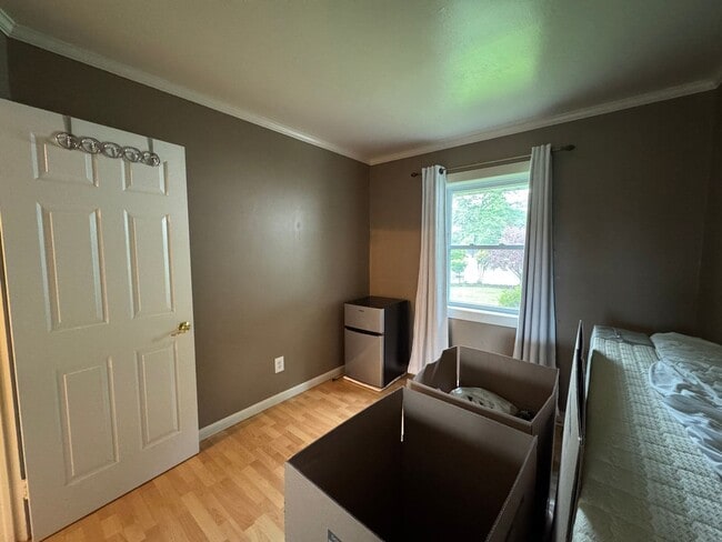Building Photo - Gorgeous 3 Bed 1.5 Bath Single-Family Home...