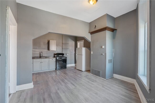 Building Photo - 319-25 N Salina St