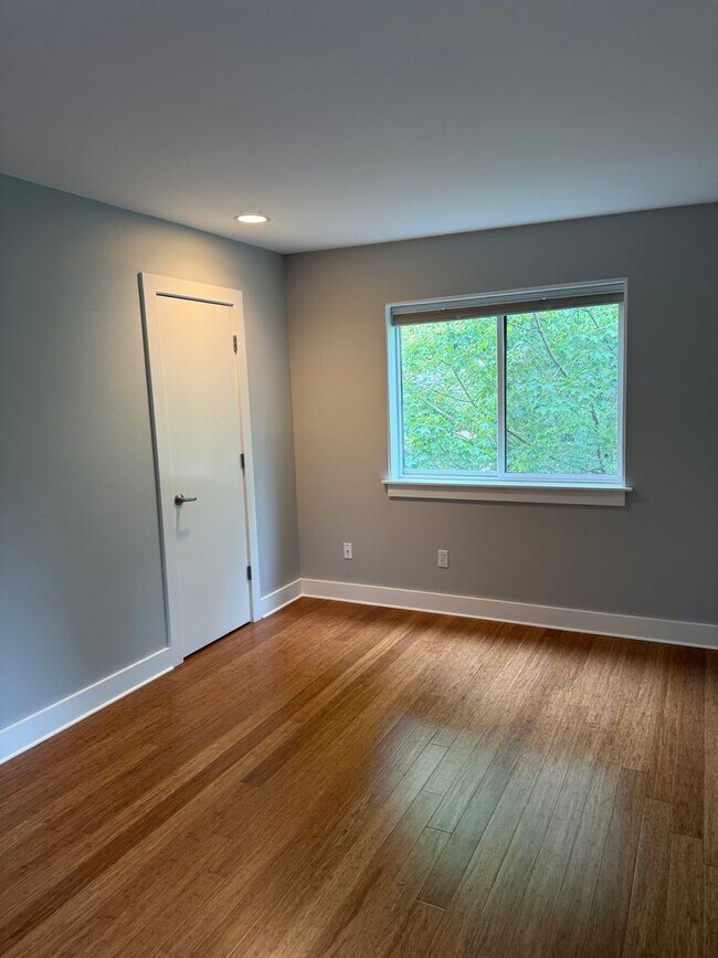 Building Photo - Wallingford Condo Unit