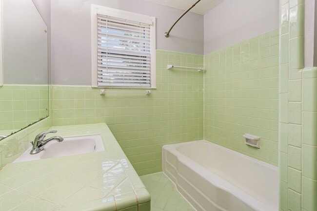 Building Photo - Affordable in Oak Hill/Green Hills - Now A...