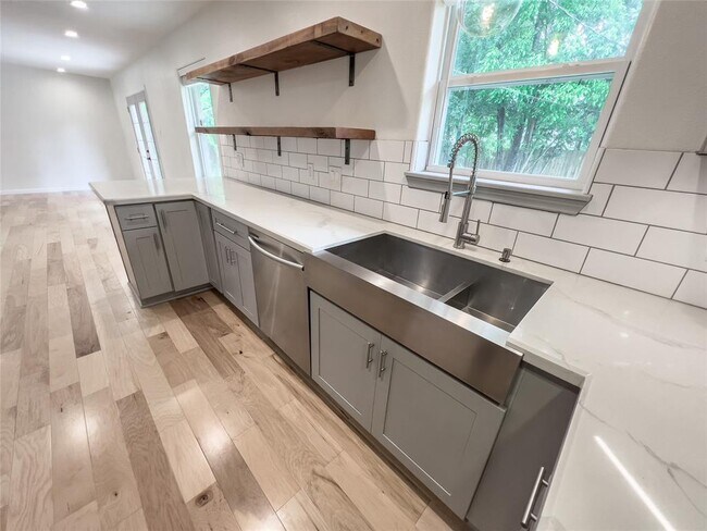 Building Photo - 5923 Dawnridge Dr