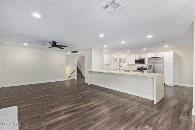 Building Photo - 4414 S Newberry Rd