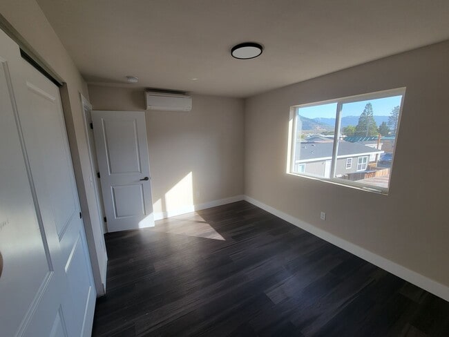 Building Photo - Modern 3 bedroom townhouse