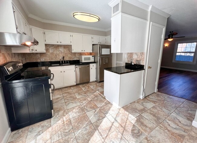 Building Photo - Charming Brick Townhome in Clemmons/Winston Salem w/ Community Pool!