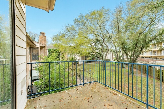 Building Photo - 7128 N Holiday Dr