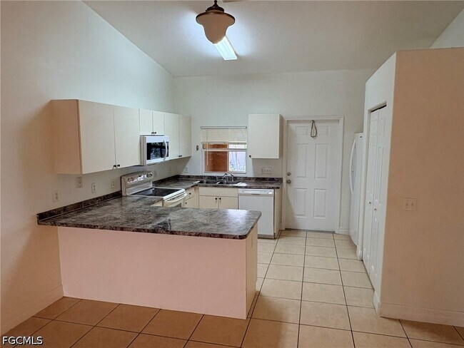 Building Photo - 3824 SW 8th Pl