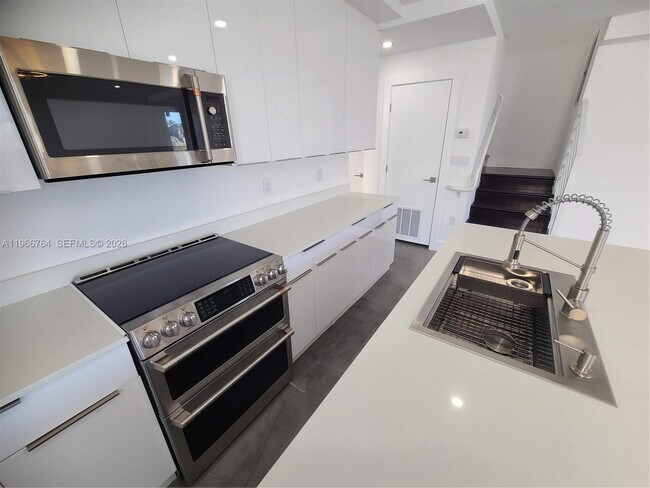 Building Photo - 825 Michigan Ave