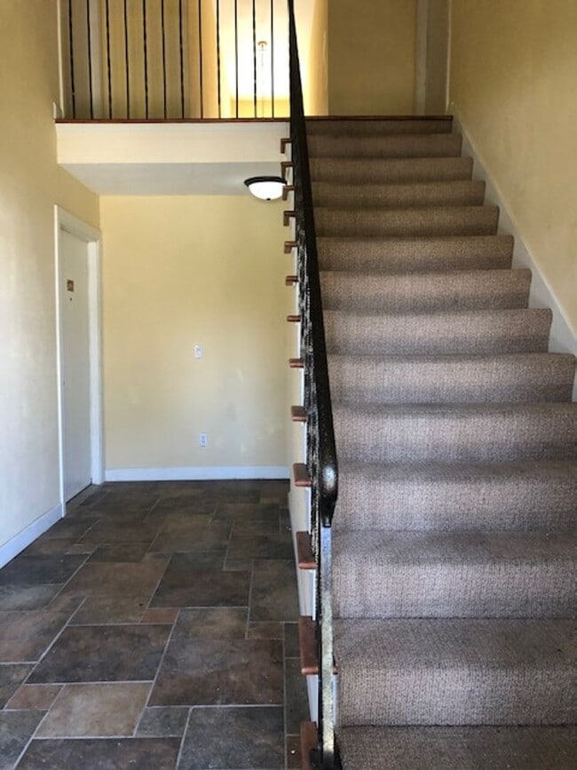 Building Photo - 2 Bedroom unit located in Maumee School Di...